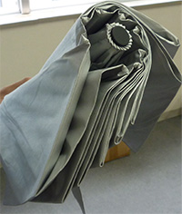 傘の畳み方の画像